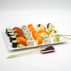 Planche de Sushi à partager - Jardins d'Épicure traiteur artisanal et écoresponsable qui fait de livraison à Paris et Île de France
