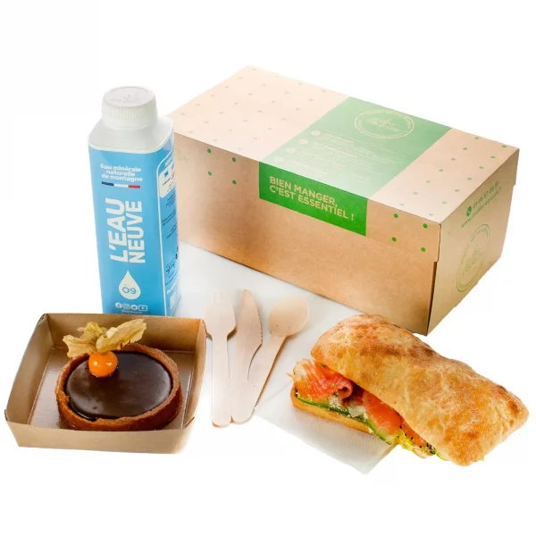 Plateau Repas L'Essentiel Sandwich avec Focaccia à base de saumon, dessert du jour et Bouteille brique Tetra Pak d’eau minérale durable (50 cl) - Jardins d'Épicure traiteur artisanal et éco-responsable qui fait de livraison à Paris et Île de France