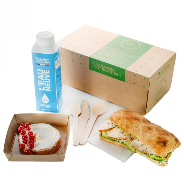 Plateau Repas L'Essentiel Sandwich avec Focaccia à base de viande, dessert du jour et Bouteille brique Tetra Pak d’eau minérale durable (50 cl) - Jardins d'Épicure traiteur artisanal et éco-responsable qui fait de livraison à Paris et Île de France