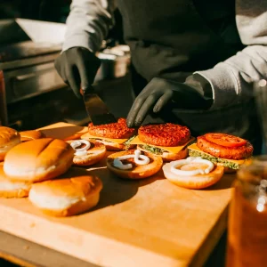 Plancha Grilllade sur mesure avec Burger adaptée à tous les régimes alimentaires - Jardins d'Epicure Traiteur Paris et Île de France