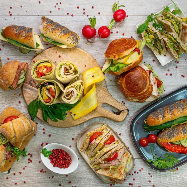 Buffet individuel à partager avec salades, sandwichs variés, desserts maison et brochettes de fruits frais