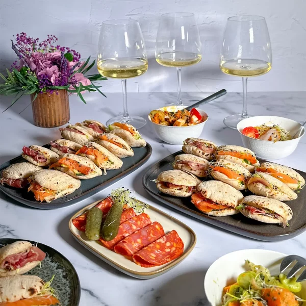 Buffet froid individuel à partager, 10 personnes, avec salades, sandwichs, planche, desserts et fruits frais.
