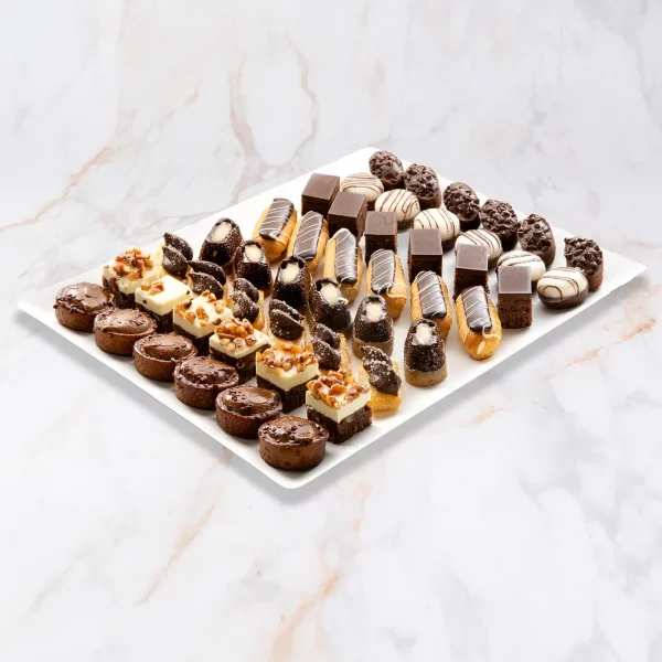Pièces cocktail sucrées pour événements particuliers ou en entreprise. Apéritif sucré, petits fours, macarons et gourmandises. Livraison sur Paris & IDF. Commandez chez Jardins d’Epicure.